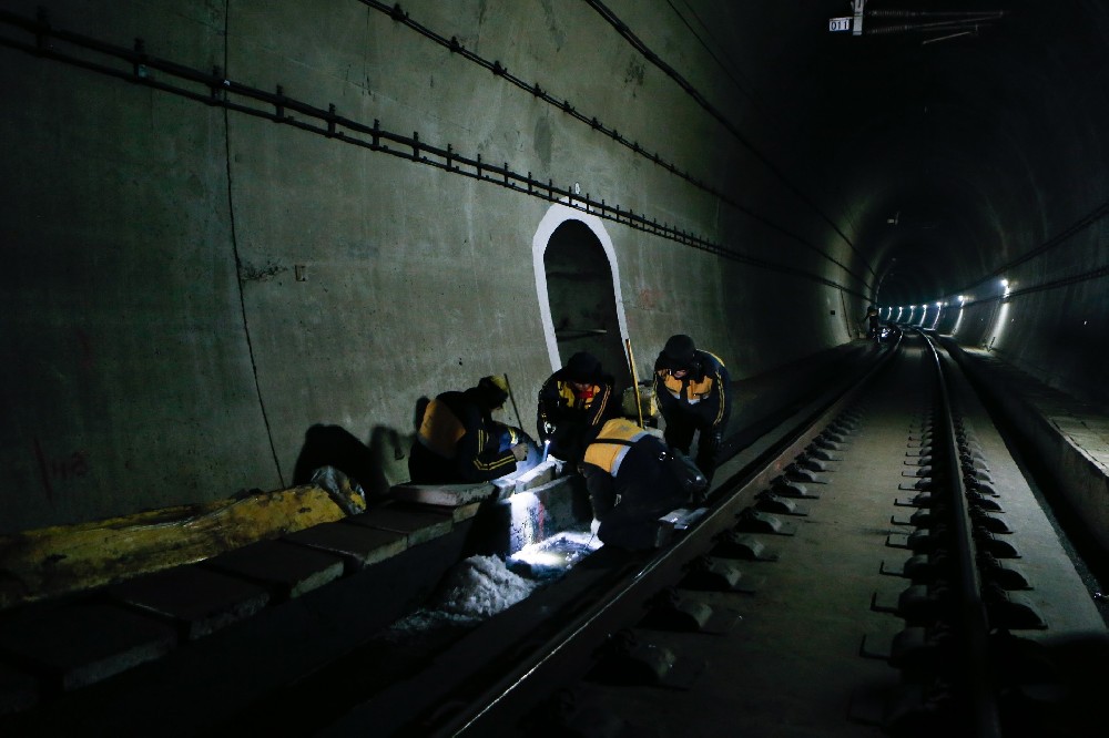 双峰铁路运营隧道病害现状